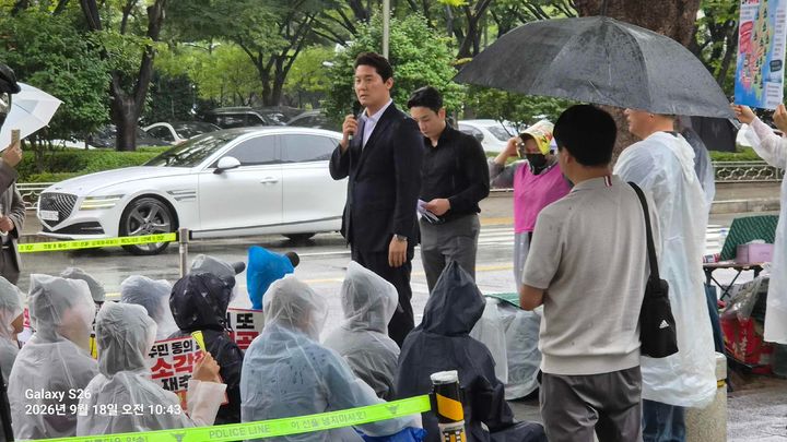 [부산=뉴시스] 18일 오전 부산시청 후문 앞에서 박상준 부산 강서구청장이 강서구 주민들의 '생곡마을 소각장 재추진 반발 집회'에 참여해 입장을 밝히고 있다. (사진=부산 강서구청 제공) 2026.09.18 photo@newsis.com *재판매 및 DB 금지