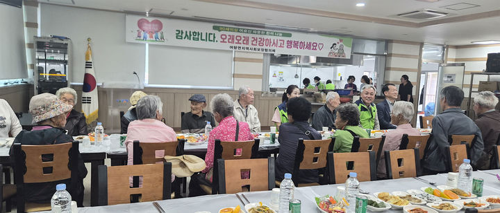 정선군 여량면지역사회보장협의체는 지난 17일 여량면복지회관 연회장에서 올해 생일을 맞은 지역 내 90세 이상 어르신 40명을 모시고 생신상 차림 행사를 진행하고 있다.(사진=정선군 제공) *재판매 및 DB 금지