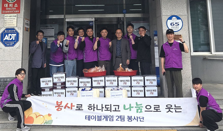 18일 정선군 여성회관에서 이종혁 가족행복과장을 비롯한 관계 공무원과 강원랜드 봉사단 ‘사랑뜨기’ 관계자들이 참석한 가운데 후원 물품 전달이 진행되고 있다.(사진=정선군 제공) *재판매 및 DB 금지