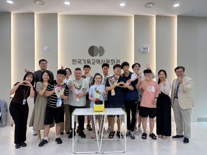 [서울=뉴시스] 한국기독교역사문화관 전시 '서로가 서로를' 참여작가들 (사진=한국기독교역사문화관 제공) 2026.09.19. photo@newsis.com *재판매 및 DB 금지