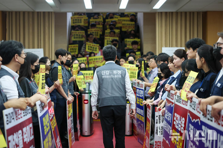 [과천=뉴시스] 경마 노동자 비대위가 피켓 시위를 벌이고 있다. (사진=한국마사회 노동조합).2026.09.18. photo@newsis.com