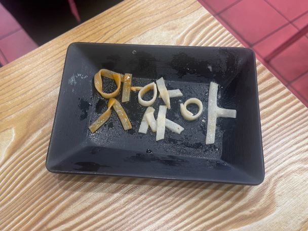 [서울=뉴시스] 외국인 손님이 국수 면발로 한글 '맛있어'를 적어놓고 떠난 모습이 공개됐다. (사진='dong23h' X 계정 캡처)