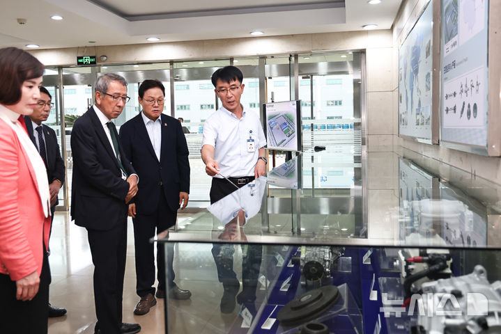 [상하이=뉴시스]박완수(오른쪽서 두 번째) 경남도지사 등 경남대표단이 18일 오후 중국 상하이 쑤저우시 장자강시에 있는 현대위아 강소법인을 방문해 박경택 법인장으로부터 생산 제품에 대한 설명을 듣고 있다.(사진=경남도 제공) 2026.09.18. photo@newsis.com