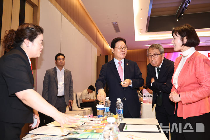 [상하이=뉴시스]박완수 경남도지사와 구자천 신성그룹 회장, 박진현 경남도의원이 18일 오전 중국 홀리데이 인 상하이 호텔에서 열린 '경남 소비재 수출상담회'에 참석해 도내 기업 제품을 살펴보면서 대화하고 있다.(사진=경남도 제공) 2026.09.18. photo@newsis.com