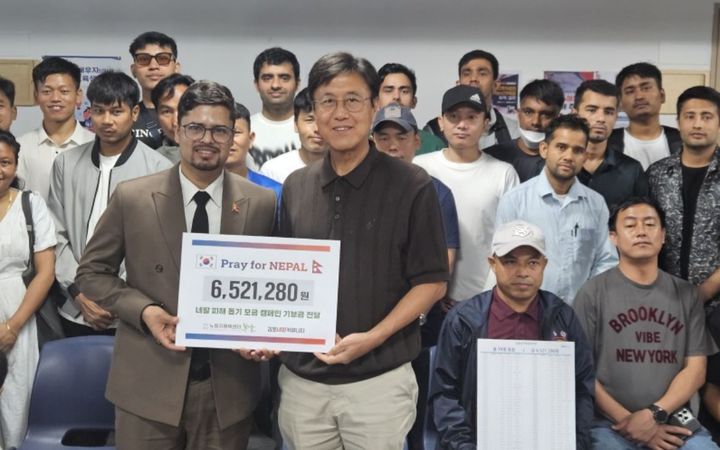 [서울=뉴시스] 한국에 거주하는 외국인 노동자들과 지역사회가 네팔 대홍수 피해자를 돕기 위해 모금한 성금 652만원과 노트북 1대를 주한네팔대사관에 전달했다. (사진=노동자행복센터 봄날)