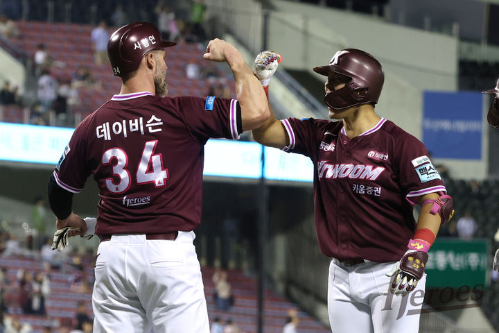[서울=뉴시스] 프로야구 키움 히어로즈 박찬혁이 18일 서울 잠실구장에서 열린 2026 신한 쏠 KBO리그 두산 베어스와의 경기에서 홈런을 친 뒤 맷 데이비슨과 하이파이브를 하고 있다. (사진=키움 히어로즈 제공) 2026.09.18. *재판매 및 DB 금지