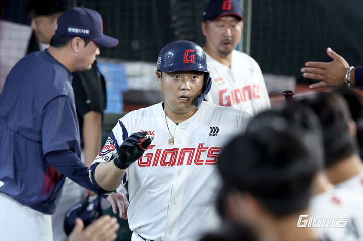 [서울=뉴시스] 프로야구 롯데 자이언츠 한동희가 18일 부산 사직구장에서 열린 2026 신한 쏠 KBO리그 NC 다이노스와의 경기에서 홈런을 친 뒤 더그아웃에서 축하를 받고 있다. (사진=롯데 자이언츠 제공) 2026.09.18. *재판매 및 DB 금지