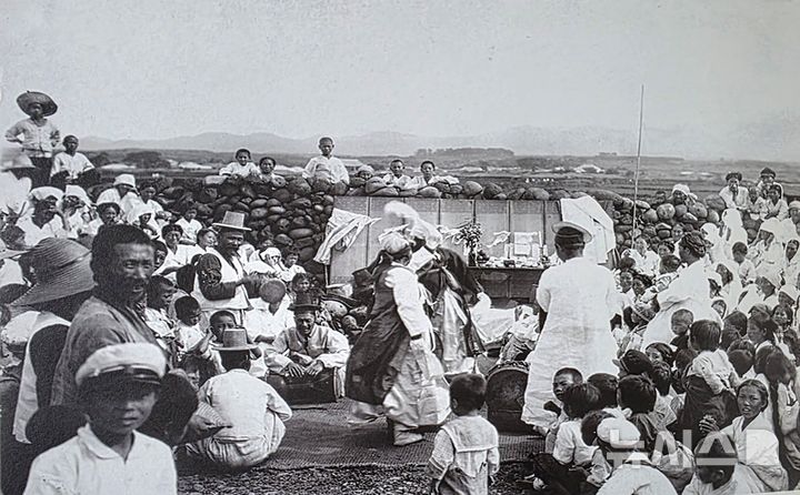 [제주=뉴시스] 아키바 다카시와 아카마쓰 지조가 1932년 이전 제주에서 무속과 본풀이를 조사·기록하면서촬영한 굿의 모습이다. (사진='사진으로 보는 제주역사'에서 캡처) photo@newsis.com