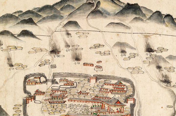 [제주=뉴시스] 탐라순력도 '건포배은(巾浦拜恩)' 일부. 1702년 제주목사 이형상이 신당을 철폐하면서 제주성 밖 곳곳에서 신당이 불타 검은 연기가 피어오르는 모습이 그려져 있다. (사진=제주도 홈페이지 탐라순력도에서 캡처) photo@newsis.com *재판매 및 DB 금지