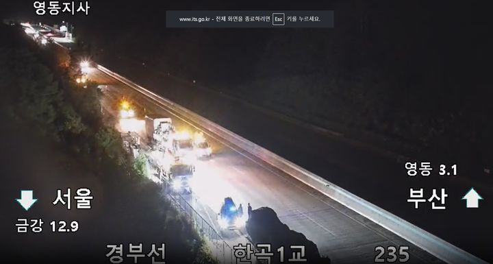 18일 오후 9시40분께 충북 영동군 용산면 한곡리 경부고속도로 서울방향 한곡1교 지점에서 화물차 추돌사고가 발생했다. (사진=국가교통정보센터 CCTV 캡쳐) *재판매 및 DB 금지