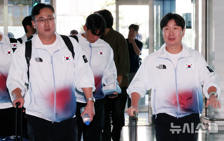 [인천공항=뉴시스] 박주성 기자 = 2026 아이치·나고야 아시안게임 야구 대표팀 류지현 감독과 최원호 투수코치를 비롯한 선수들이 18일 오전 인천공항 제2여객터미널을 통해 출국하고 있다. 2026.09.18. park7691@newsis.com