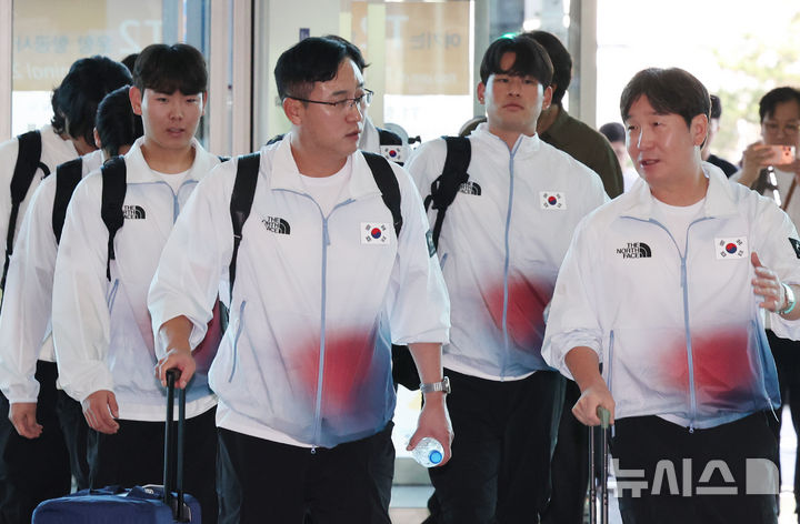 [인천공항=뉴시스] 박주성 기자 = 2026 아이치·나고야 아시안게임 야구 대표팀 류지현 감독과 최원호 투수코치를 비롯한 선수들이 18일 오전 인천공항 제2여객터미널을 통해 출국하고 있다. 2026.09.18. park7691@newsis.com