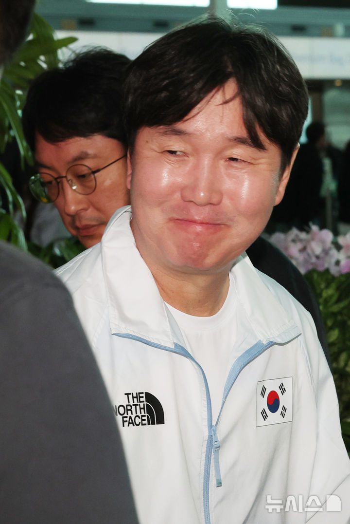 [인천공항=뉴시스] 박주성 기자 = 2026 아이치·나고야 아시안게임 야구 대표팀 류지현 감독이 18일 오전 인천공항 제2여객터미널을 통해 출국 전 인터뷰 후 환하게 웃고 있다. 2026.09.18. park7691@newsis.com