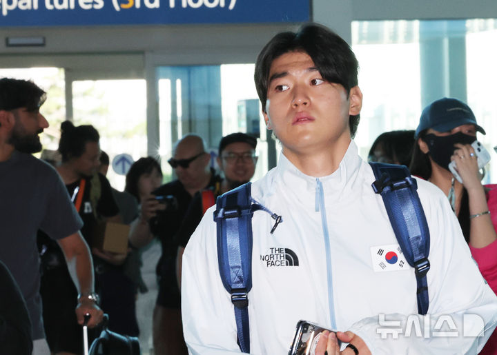 [인천공항=뉴시스] 박주성 기자 = 2026 아이치·나고야 아시안게임 야구 대표팀 내야수 김도영 선수가 18일 오전 인천공항 제2여객터미널을 통해 출국하고 있다. 2026.09.18. park7691@newsis.com