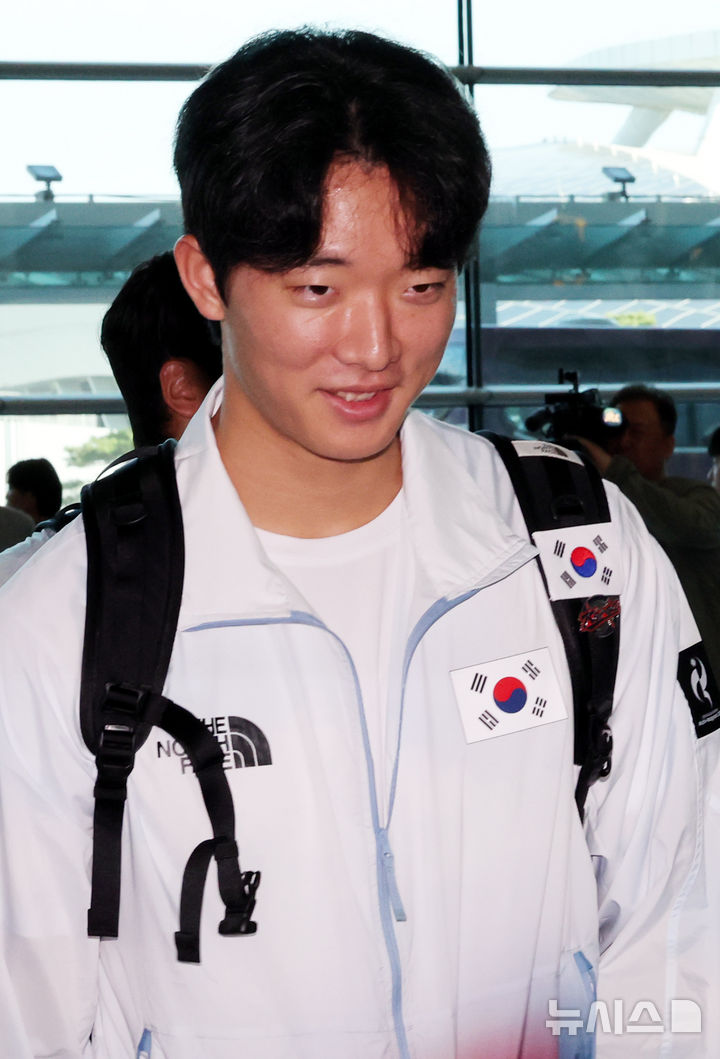 [인천공항=뉴시스] 박주성 기자 = 2026 아이치·나고야 아시안게임 야구 대표팀 최민석 선수가 18일 오전 인천공항 제2여객터미널을 통해 출국하고 있다. 2026.09.18. park7691@newsis.com