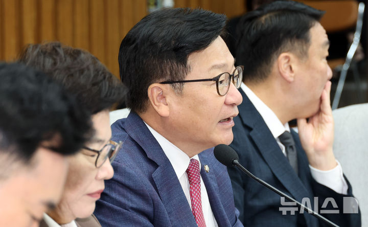 [서울=뉴시스] 최진석 기자 = 정점식 국민의힘 원내대표가 지난 18일 여의도 국회에서 열린 원내대책회의에서 발언하고 있다. 2026.09.18. myjs@newsis.com