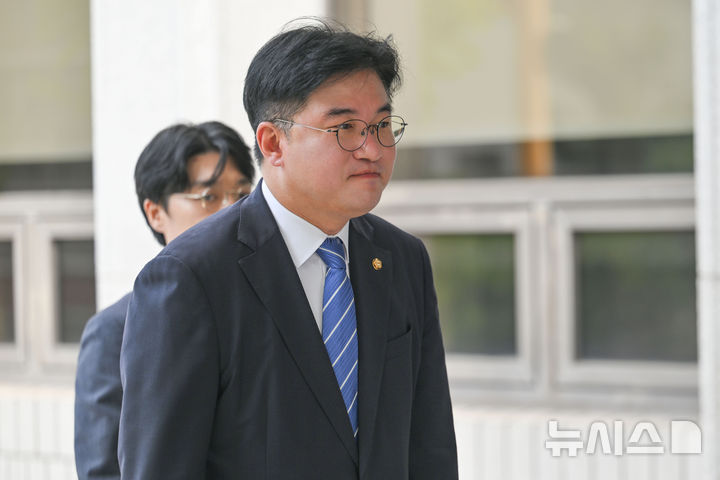 [전남광주=뉴시스] 이영주 기자 = 공직선거법·정치자금법 위반 혐의로 재판에 넘겨진 더불어민주당 정준호 의원이 18일 오전 전남광주 동구 광주지법에서 재판정으로 이동하고 있다. 2026.09.18. leeyj2578@newsis.com