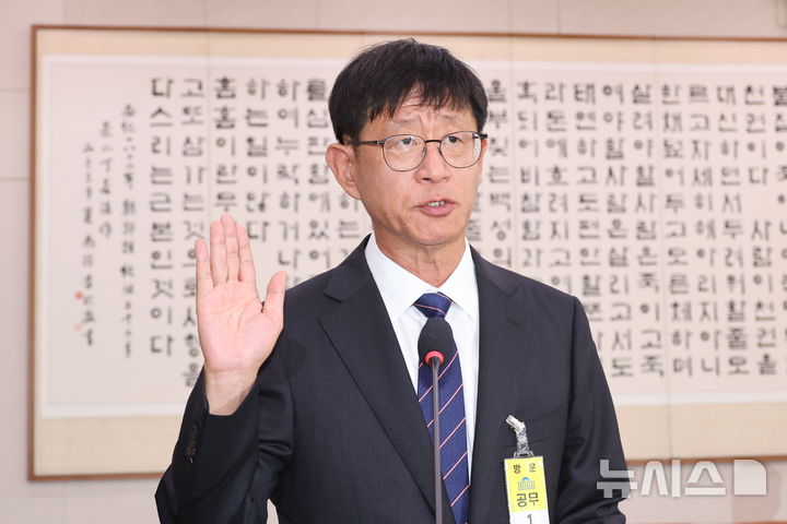 [서울=뉴시스] 최진석 기자 = 최길수 특별감찰관 후보가 18일 여의도 국회에서 열린 제439회 국회(정기회) 법제사법위원회 제6차 전체회의 특별감찰관 후보자(최길수) 인사청문회에서 선서하고 있다. 2026.09.18. myjs@newsis.com