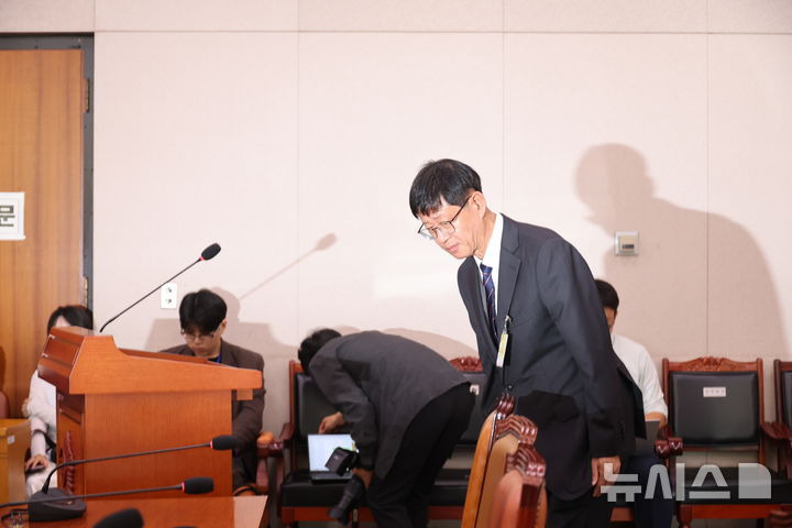 [서울=뉴시스] 최진석 기자 = 최길수 특별감찰관 후보가 18일 여의도 국회에서 열린 제439회 국회(정기회) 법제사법위원회 제6차 전체회의 특별감찰관 후보자(최길수) 인사청문회에서 발언 후 인사하고 있다. 2026.09.18. myjs@newsis.com