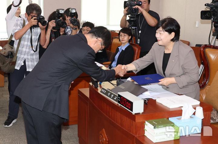 [서울=뉴시스] 최진석 기자 = 최길수 특별감찰관 후보가 18일 여의도 국회에서 열린 제439회 국회(정기회) 법제사법위원회 제6차 전체회의 특별감찰관 후보자(최길수) 인사청문회에서 선서 뒤 선서문을 서영교 법사위원장에게 제출하고 있다. 2026.09.18. myjs@newsis.com