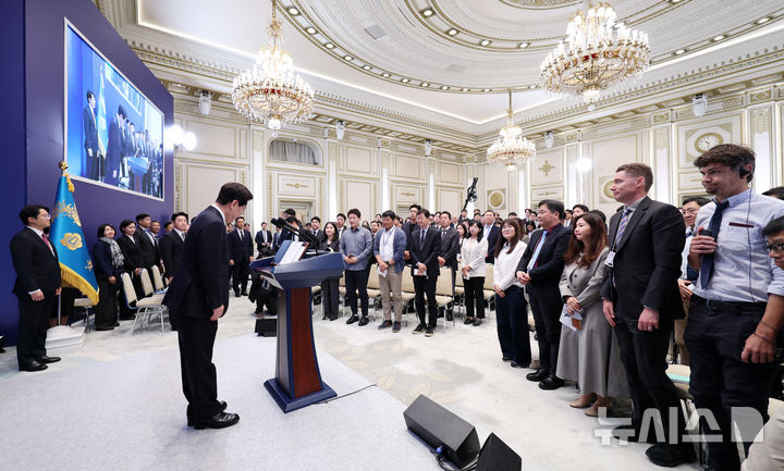 [서울=뉴시스] 김진아 기자 = 이재명 대통령이 18일 청와대 영빈관에서 열린 기자회견 '국민의 뜻, 국민의 삶 더 살피겠습니다'에서 인사하고 있다. 2026.09.18. bluesoda@newsis.com