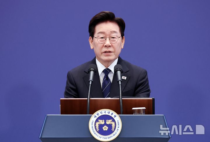 [서울=뉴시스] 김진아 기자 = 이재명 대통령이 18일 청와대 영빈관에서 열린 기자회견 '국민의 뜻, 국민의 삶 더 살피겠습니다'에서 발언하고 있다. 2026.09.18. bluesoda@newsis.com
