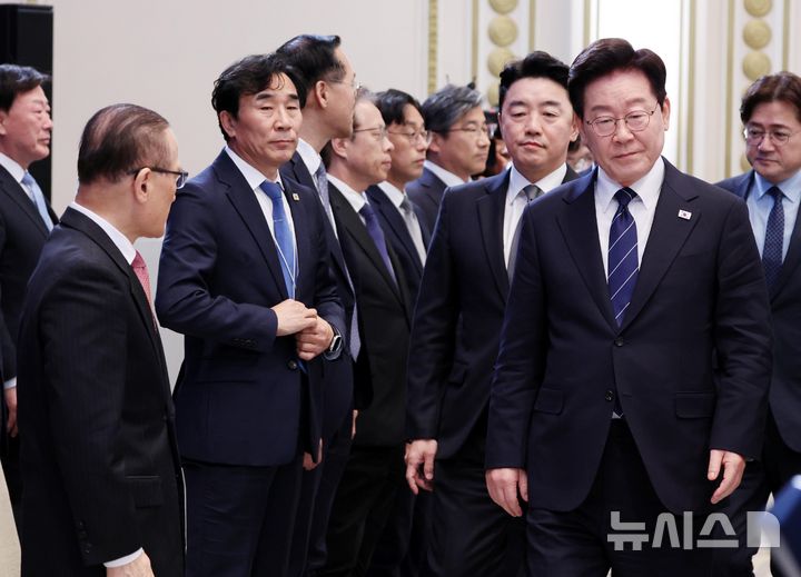 [서울=뉴시스] 김진아 기자 = 이재명 대통령이 18일 청와대 영빈관에서 열린 기자회견 '국민의 뜻, 국민의 삶 더 살피겠습니다'에 입장하고 있다. 2026.09.18. bluesoda@newsis.com