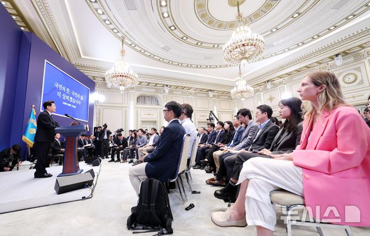 [서울=뉴시스] 김진아 기자 = 18일 청와대 영빈관에서 열린 기자회견 '국민의 뜻, 국민의 삶 더 살피겠습니다'에서 외신기자가 이재명 대통령의 발언을 듣고 있다. 2026.09.18. bluesoda@newsis.com