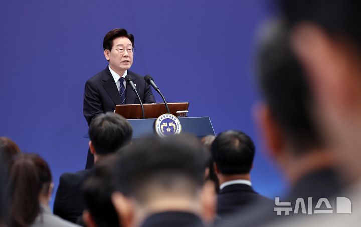[서울=뉴시스] 김진아 기자 = 이재명 대통령이 18일 청와대 영빈관에서 열린 기자회견 '국민의 뜻, 국민의 삶 더 살피겠습니다'에서 발언하고 있다. 2026.09.18. bluesoda@newsis.com