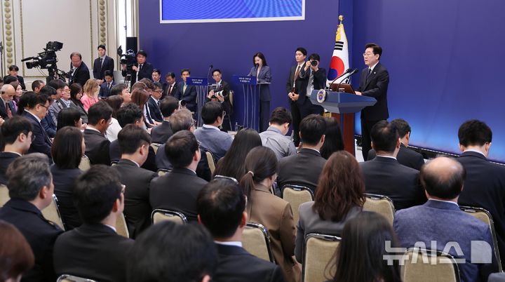 [서울=뉴시스] 김진아 기자 = 이재명 대통령이 18일 청와대 영빈관에서 열린 기자회견 '국민의 뜻, 국민의 삶 더 살피겠습니다'에서 발언하고 있다. 2026.09.18. bluesoda@newsis.com