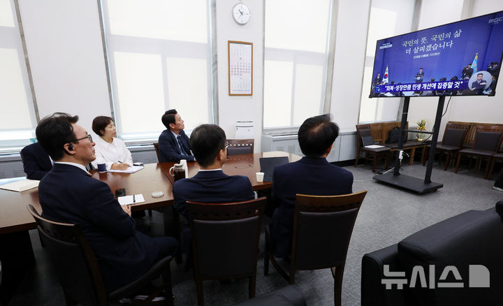 [서울=뉴시스] 고범준 기자 = 김민석 더불어민주당 대표 등 지도부가 18일 서울 여의도 국회에서 이재명 대통령 기자회견 방송을 시청하고 있다. 2026.09.18. bjko@newsis.com