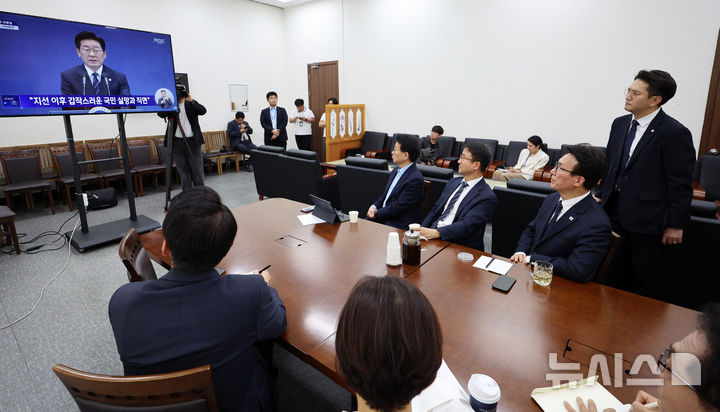 [서울=뉴시스] 고범준 기자 = 김민석 더불어민주당 대표 등 지도부가 18일 서울 여의도 국회에서 이재명 대통령 기자회견 방송을 시청하고 있다. 2026.09.18. bjko@newsis.com