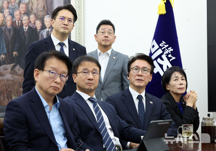 [서울=뉴시스] 고범준 기자 = 김민석 더불어민주당 대표 등 지도부가 18일 서울 여의도 국회에서 이재명 대통령 기자회견 방송을 시청하고 있다. 2026.09.18. bjko@newsis.com