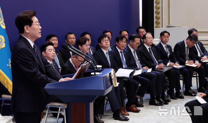 [서울=뉴시스] 김진아 기자 = 청와대 참모진이 18일 청와대 영빈관에서 열린 기자회견 '국민의 뜻, 국민의 삶 더 살피겠습니다'에서 이재명 대통령의 발언을 듣고 있다. 2026.09.18. bluesoda@newsis.com