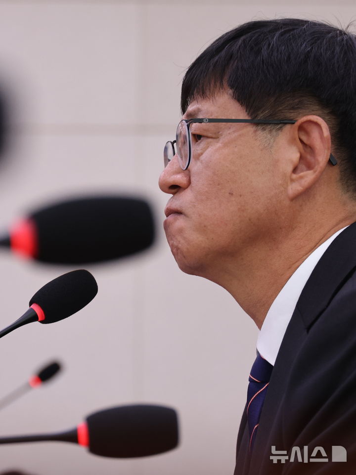 [서울=뉴시스] 최진석 기자 = 최길수 특별감찰관 후보가 18일 여의도 국회에서 열린 제439회 국회(정기회) 법제사법위원회 제6차 전체회의 특별감찰관 후보자(최길수) 인사청문회에서 의원의 질의를 듣고 있다. 2026.09.18. myjs@newsis.com
