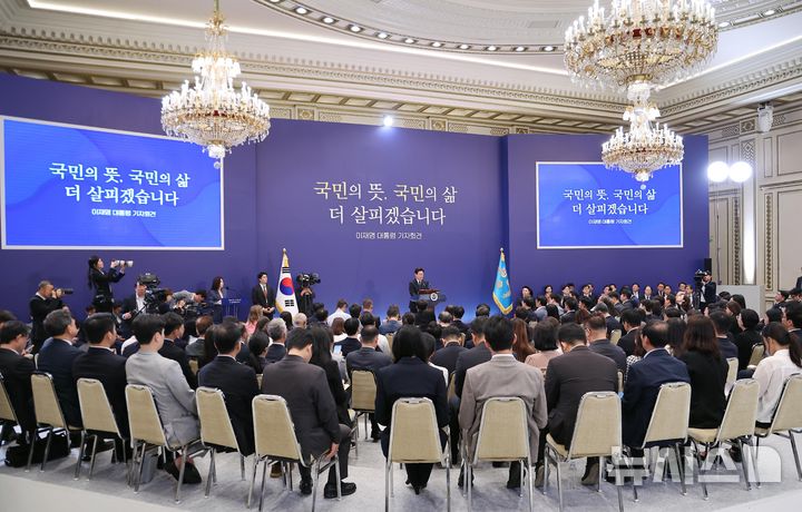 [서울=뉴시스] 김진아 기자 = 이재명 대통령이 18일 청와대 영빈관에서 열린 기자회견 '국민의 뜻, 국민의 삶 더 살피겠습니다'에서 발언하고 있다. 2026.09.18. bluesoda@newsis.com