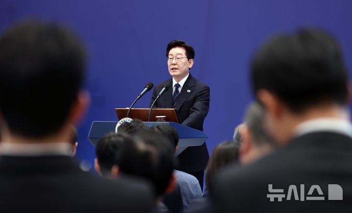 [서울=뉴시스] 김진아 기자 = 이재명 대통령이 18일 청와대 영빈관에서 열린 기자회견 '국민의 뜻, 국민의 삶 더 살피겠습니다'에서 발언하고 있다. 2026.09.18. bluesoda@newsis.com