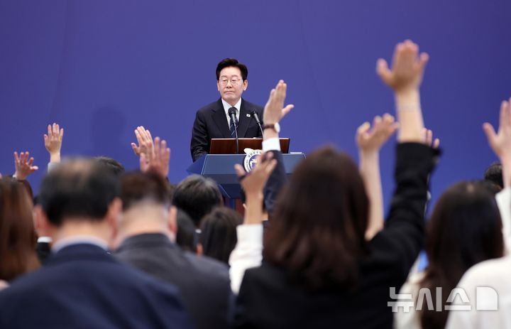 [서울=뉴시스] 김진아 기자 = 이재명 대통령이 18일 청와대 영빈관에서 열린 기자회견 '국민의 뜻, 국민의 삶 더 살피겠습니다'에서 취재진 질문을 받고 있다. 2026.09.18. bluesoda@newsis.com