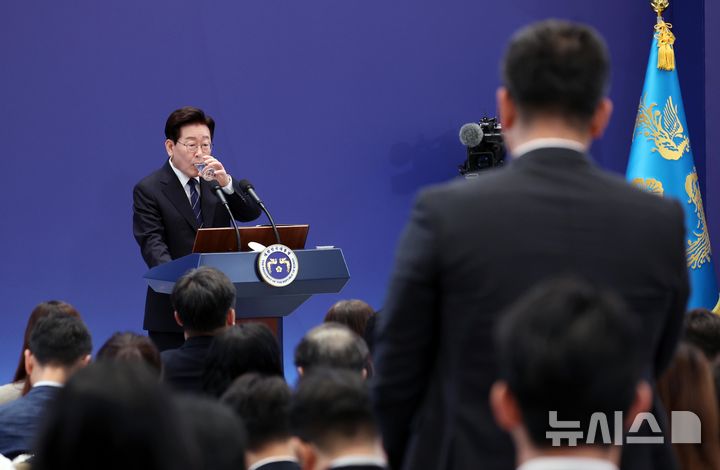 [서울=뉴시스] 김진아 기자 = 이재명 대통령이 18일 청와대 영빈관에서 열린 기자회견 '국민의 뜻, 국민의 삶 더 살피겠습니다'에서 물을 마시고 있다. 2026.09.18. bluesoda@newsis.com