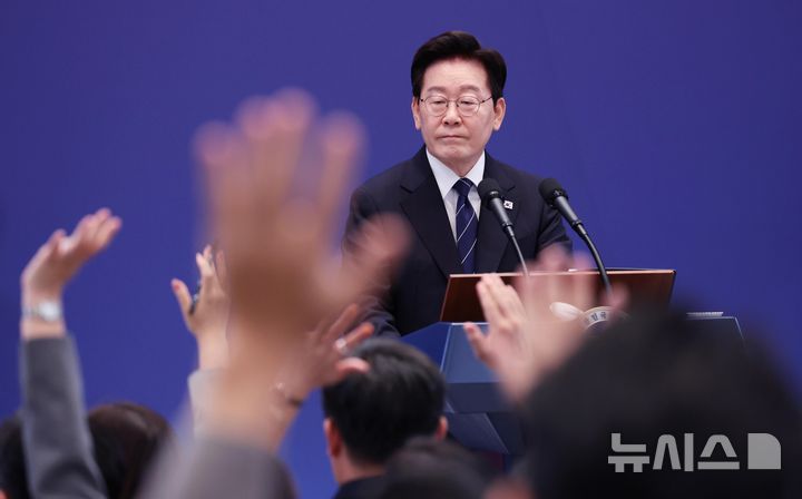 [서울=뉴시스] 김진아 기자 = 이재명 대통령이 18일 청와대 영빈관에서 열린 기자회견 '국민의 뜻, 국민의 삶 더 살피겠습니다'에서 취재진 질문을 받고 있다. 2026.09.18. bluesoda@newsis.com