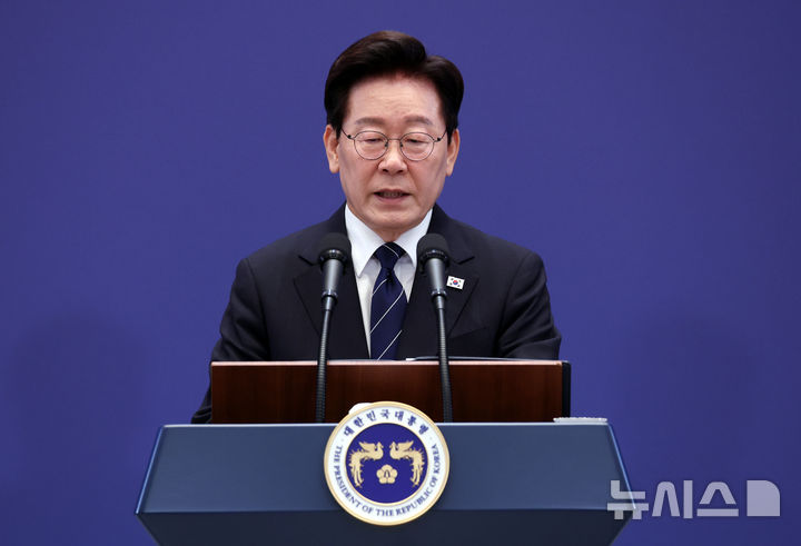 [서울=뉴시스] 김진아 기자 = 이재명 대통령이 18일 청와대 영빈관에서 열린 기자회견 '국민의 뜻, 국민의 삶 더 살피겠습니다'에서 취재진 질문에 답하고 있다. 2026.09.18. bluesoda@newsis.com