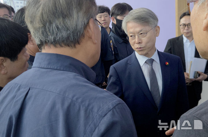 [전남광주=뉴시스] 류형근 기자 = 18일 오전 전남광주통합특별시의회 본회의장 앞에서 서남권의대비상대책위원회가 민형배 시장에게 '국립의대 재심사'를 촉구하고 있다. 2026.09.18. hgryu77@newsis.com