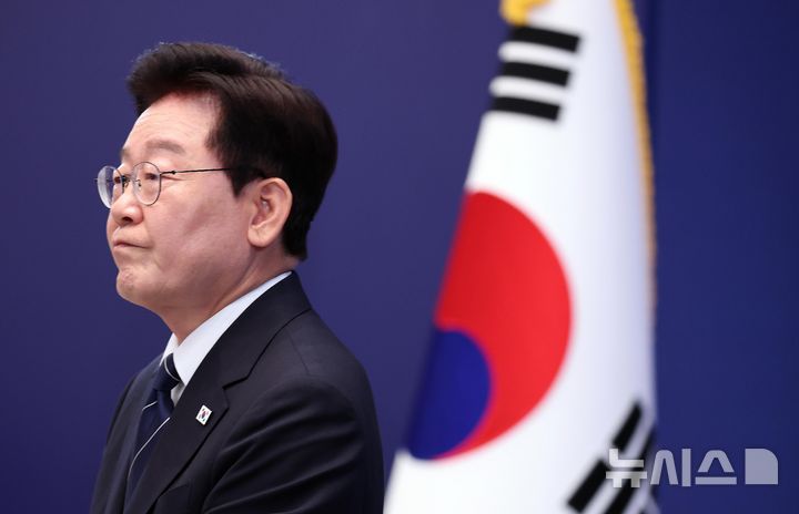 [서울=뉴시스] 김진아 기자 = 이재명 대통령이 18일 청와대 영빈관에서 열린 기자회견 '국민의 뜻, 국민의 삶 더 살피겠습니다'에서 취재진 질문을 듣고 있다. 2026.09.18. bluesoda@newsis.com