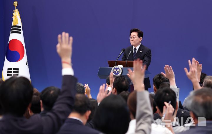 [서울=뉴시스] 김진아 기자 = 이재명 대통령이 18일 청와대 영빈관에서 열린 기자회견 '국민의 뜻, 국민의 삶 더 살피겠습니다'에서 취재진 질문을 받고 있다. 2026.09.18. bluesoda@newsis.com