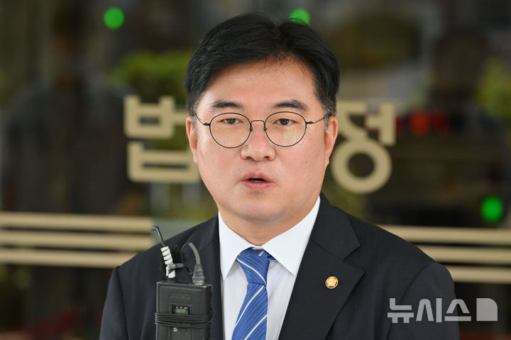 [전남광주=뉴시스] 이영주 기자 = 공직선거법·정치자금법 위반 혐의로 1심에서 당선무효형을 선고받은 정준호 더불어민주당 국회의원이 18일 오전 전남광주 동구 광주지법에서 입장을 밝히고 있다. 2026.09.18. leeyj2578@newsis.com