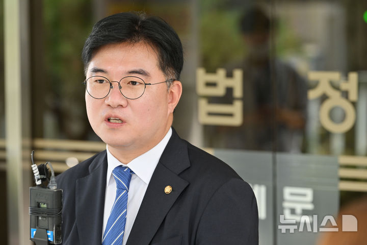 [전남광주=뉴시스] 이영주 기자 = 공직선거법·정치자금법 위반 혐의로 1심에서 유죄를 선고받은 정준호 더불어민주당 국회의원이 18일 오전 전남광주 동구 광주지법에서 선고와 관련한 입장을 밝히고 있다. 2026.09.18. leeyj2578@newsis.com