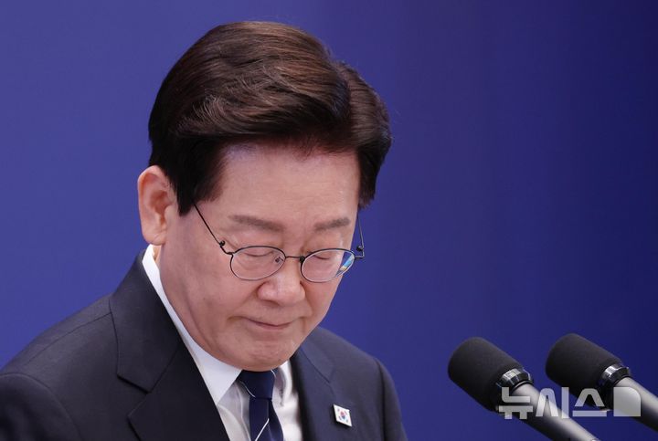 [서울=뉴시스] 김진아 기자 = 이재명 대통령이 18일 청와대 영빈관에서 열린 기자회견 '국민의 뜻, 국민의 삶 더 살피겠습니다'에서 취재진 질문에 답하고 있다. 2026.09.18. bluesoda@newsis.com