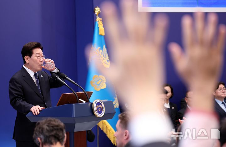 [서울=뉴시스] 김진아 기자 = 이재명 대통령이 18일 청와대 영빈관에서 열린 기자회견 '국민의 뜻, 국민의 삶 더 살피겠습니다'에서 물을 마시고 있다. 2026.09.18. bluesoda@newsis.com