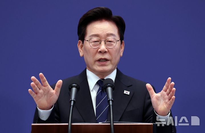 [서울=뉴시스] 김진아 기자 = 이재명 대통령이 18일 청와대 영빈관에서 열린 기자회견 '국민의 뜻, 국민의 삶 더 살피겠습니다'에서 취재진 질문에 답하고 있다. 2026.09.18. bluesoda@newsis.com