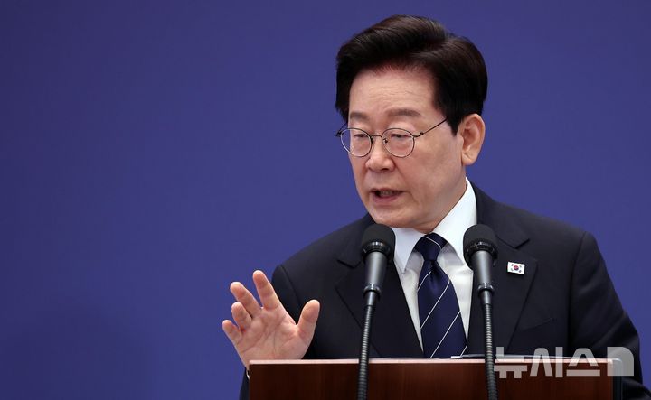 [서울=뉴시스] 김진아 기자 = 이재명 대통령이 18일 청와대 영빈관에서 열린 기자회견 '국민의 뜻, 국민의 삶 더 살피겠습니다'에서 취재진 질문에 답하고 있다. 2026.09.18. bluesoda@newsis.com